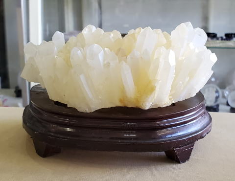 淡いクリーム色した水晶の結晶がぎっしり密集したクラスター