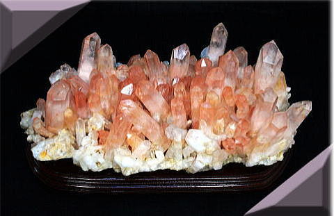 ピンク色のマダガス産水晶クラスター