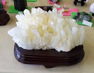 淡いクリーム色した水晶の結晶がぎっしり密集したクラスター