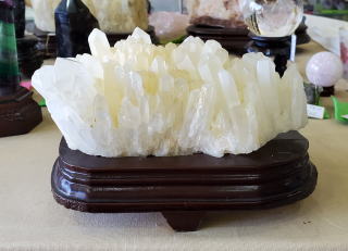 淡いクリーム色した水晶の結晶がぎっしり密集したクラスター