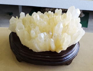 淡いクリーム色した水晶の結晶がぎっしり密集したクラスター