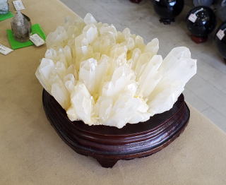 淡いクリーム色した水晶の結晶がぎっしり密集したクラスター