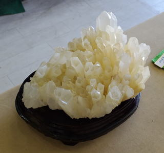 淡いクリーム色した水晶の結晶がぎっしり密集したクラスター