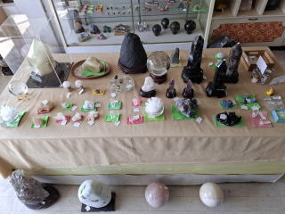 黒水晶(モリオン)六角柱・黒水晶(モリオン)丸玉・シトリン六角柱(透明ケース入り)・アメジストドーム・龍(ドランゴンボール)丸玉・ローズクオーツ原石・フローライト原石・ラピスラズリ(ハート形)・各レインボー水晶六角柱など