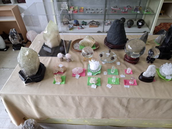 黒水晶（モリオン）六角柱・黒水晶（モリオン）丸玉・シトリン六角柱（透明ケース入り）・アメジストドーム・龍（ドランゴンボール）丸玉・ローズクオーツ原石・フローライト原石・ラピスラズリ（ハート形）・各レインボー水晶六角柱など