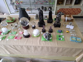 黒水晶(モリオン)六角柱・黒水晶(モリオン)丸玉・シトリン六角柱(透明ケース入り)・アメジストドーム・龍(ドランゴンボール)丸玉・ローズクオーツ原石・フローライト原石・ラピスラズリ(ハート形)・各レインボー水晶六角柱など