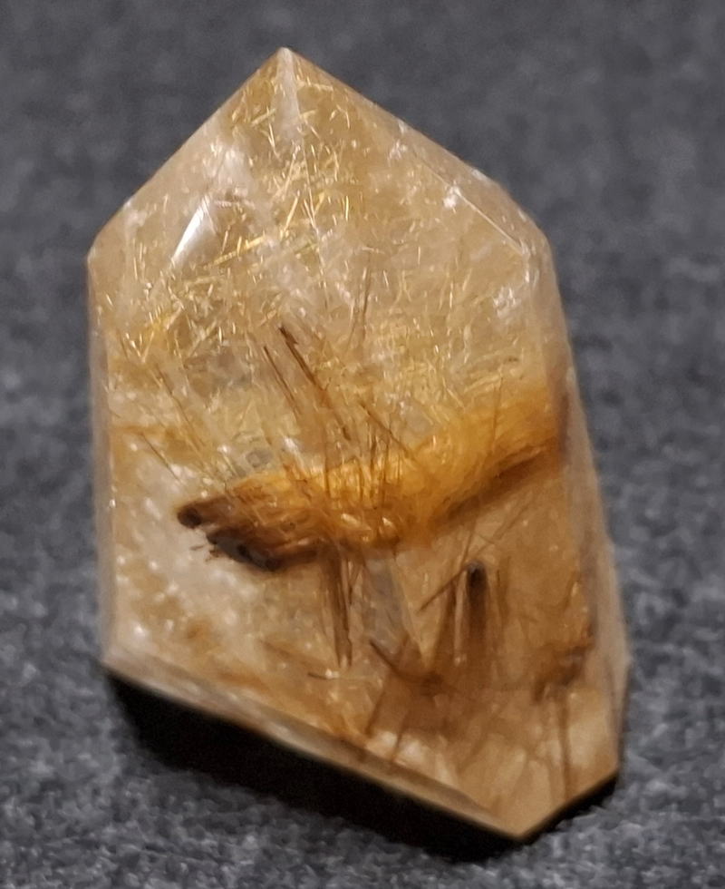 金ルチル 六角柱（タイチン）　金運や財運を高めるとされています