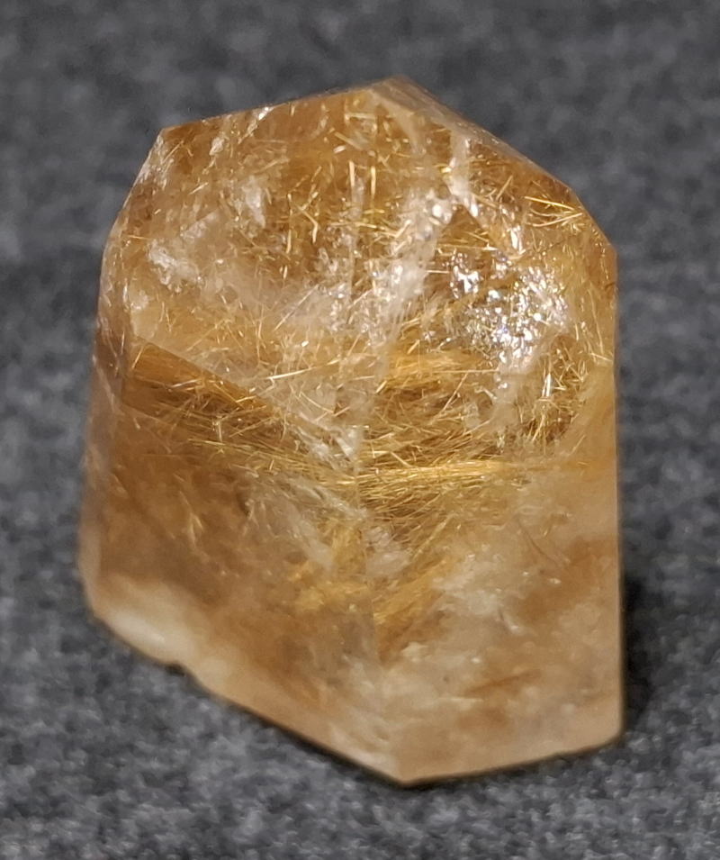 金ルチル 六角柱（タイチン）　金運や財運を高めるとされています