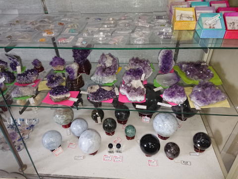 丸玉の置物。フローライト・セレスタイト・ラブラドライト・ブルータイガー（フォークスアイ）・黒水晶