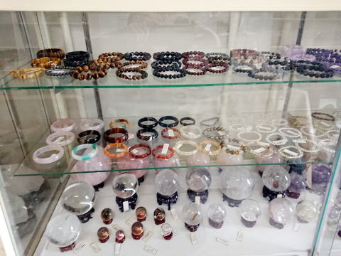ブレスレット、バングル、水晶・ルチル・ローズクォーツ丸玉の商品棚