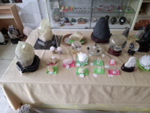 黒水晶(モリオン)六角柱・黒水晶(モリオン)丸玉・シトリン六角柱(透明ケース入り)・アメジストドーム・龍(ドランゴンボール)丸玉・ローズクオーツ原石・フローライト原石・ラピスラズリ(ハート形)・各レインボー水晶六角柱など