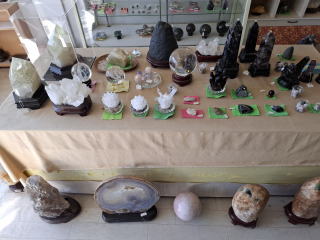 シトリン（六角柱・原石）・アメジスト（ドーム・クラスター）・翡翠（ヒスイ）原石・水晶クラスター・黒水晶（クラスター・原石・六角柱）・龍彫刻の丸玉・ルチルの三本足のカエルなど