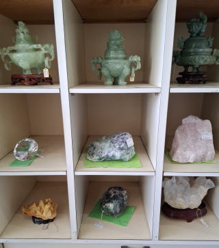 店舗内一部〔翡翠（ヒスイ）香炉置物・フローライト原石・水晶原石・ローズクオーツ原石）〕